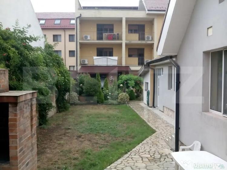 Casă cu 10 camere cu Teren 440 Mp în Central
