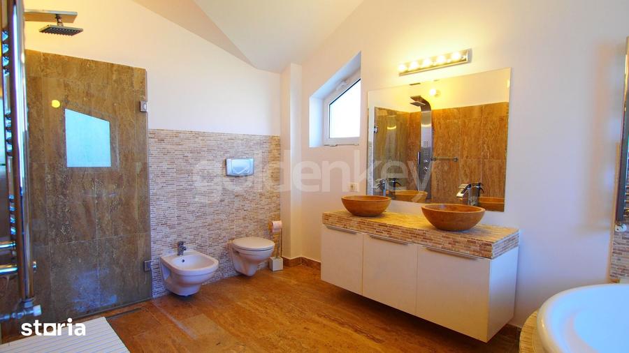 Casă cu 8 camere cu Teren 1000 Mp în Central