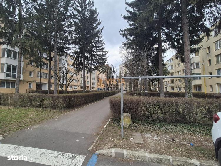 Apartament cu 3 camere semidecomandat în Astra