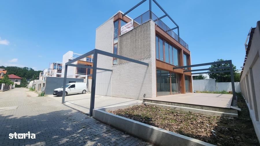 Casă cu 6 camere cu Teren 425 Mp în Central