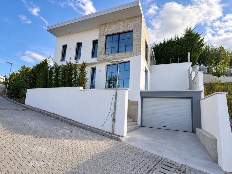 Casă individuală cu 4 camere cu Canalizare în Mănăștur