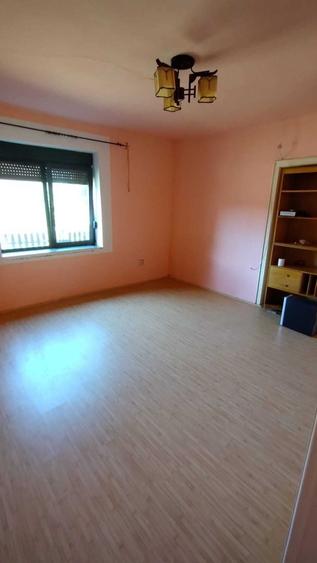 Casă cu 4 camere în Petrești