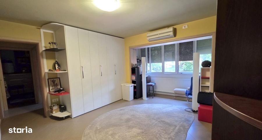 Apartament cu 3 camere semidecomandat în Complex Studențesc