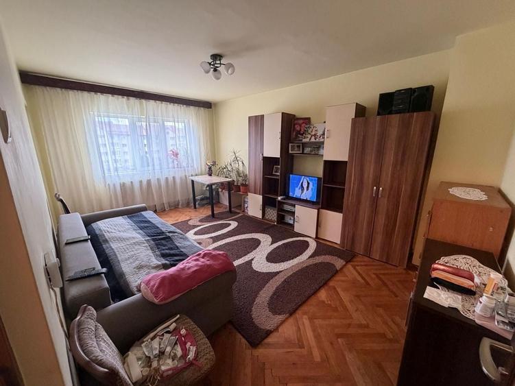Apartament cu 3 camere decomandat în Lenin