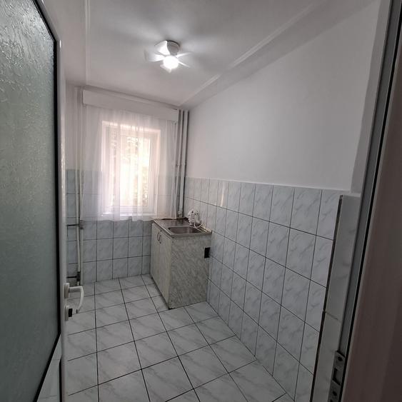 Apartament cu 3 camere semidecomandat în Crihala