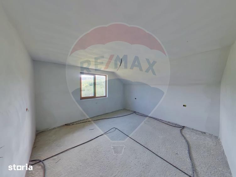 Casă cu 7 camere cu Teren 2124 Mp în Mara