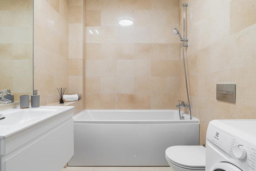 Apartament cu 2 camere semidecomandat, mobilat în 1 Mai