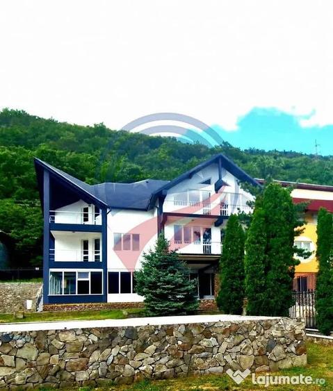 Casă cu 16 camere cu Teren 1448 Mp în Eșelnița