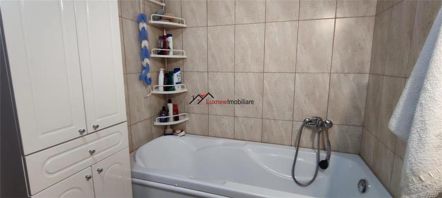Apartament cu 3 camere semidecomandat, mobilat în Florești