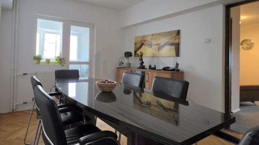 Apartament cu 4 camere semidecomandat în Universitate