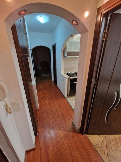Apartament cu 3 camere semidecomandat în Cedonia