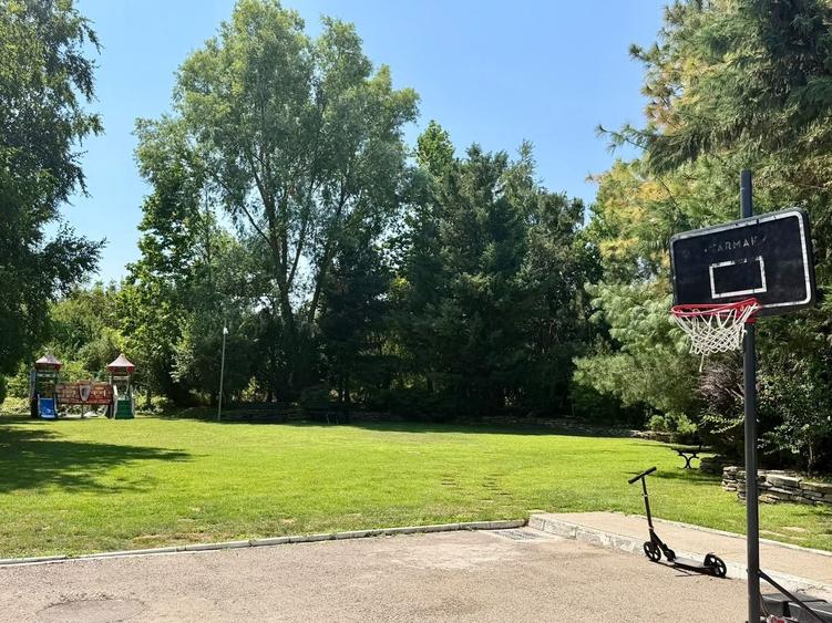 Apartament cu 3 camere, mobilat în Iancu Nicolae