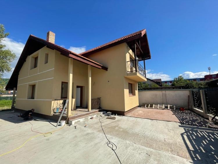 Casă individuală cu 4 camere cu Canalizare în Est