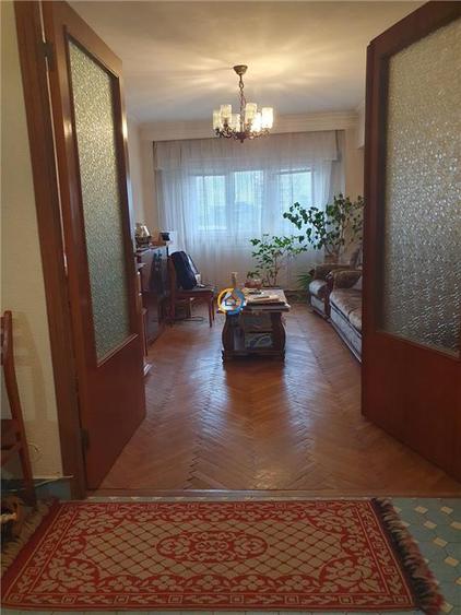 Apartament cu 4 camere decomandat în Central