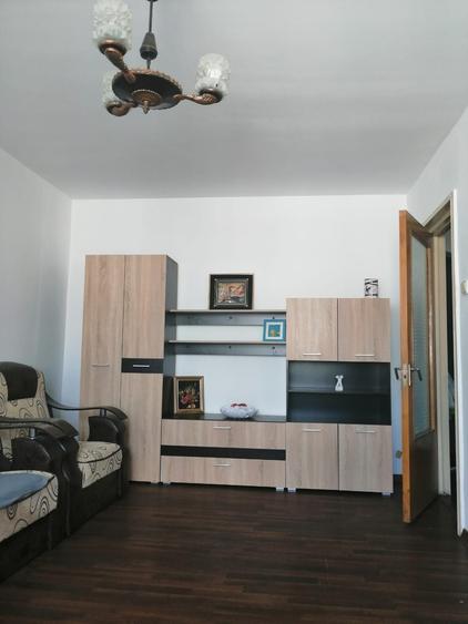 Apartament cu 3 camere decomandat în Titan