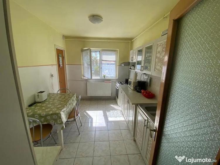 Apartament cu 4 camere decomandat în Miorița
