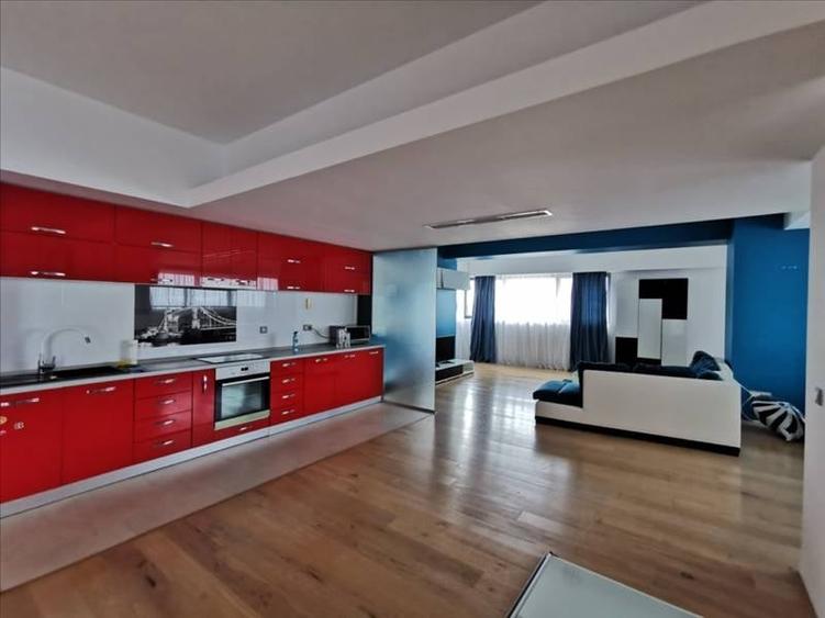 Apartament cu 3 camere decomandat, mobilat în Faleza Nord