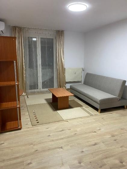 Apartament cu 3 camere semidecomandat, mobilat în Ștefan cel Mare