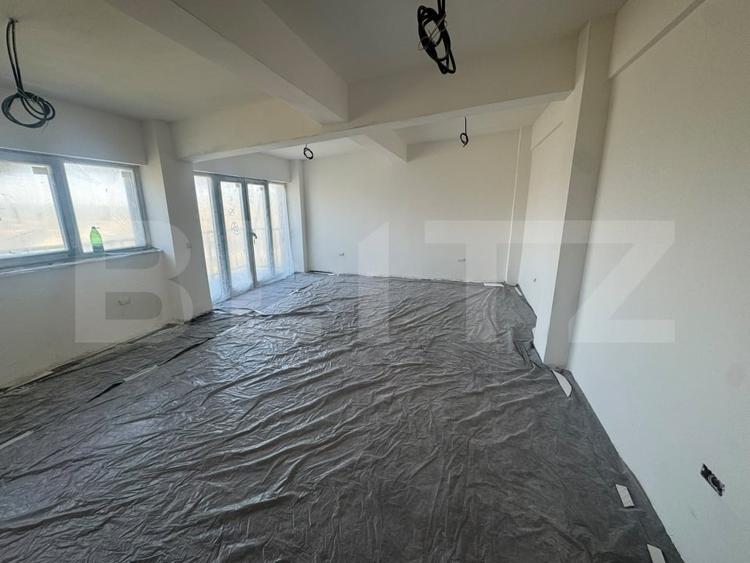 Apartament cu 3 camere semidecomandat în Rediu