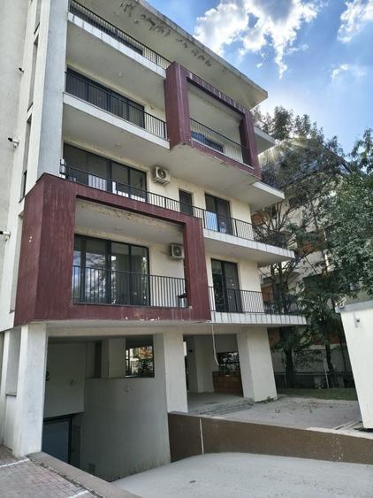 Apartament cu 3 camere decomandat în Băneasa