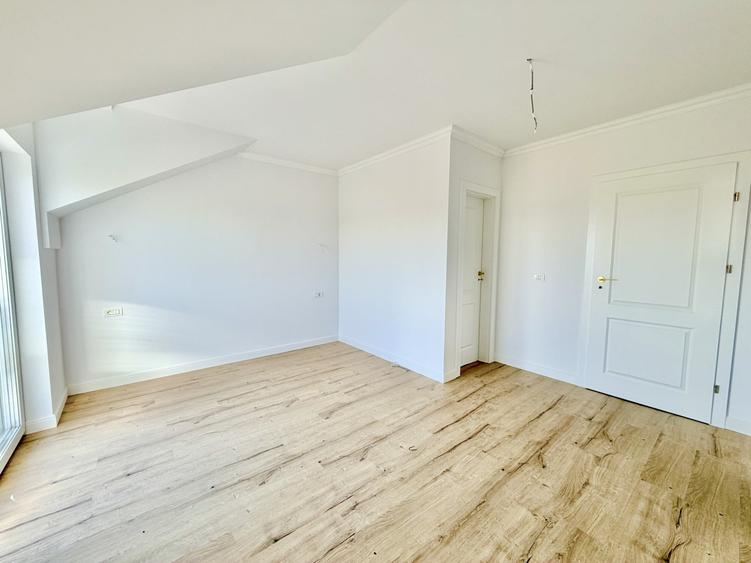 Duplex cu 4 camere cu Canalizare în Moșnița Nouă