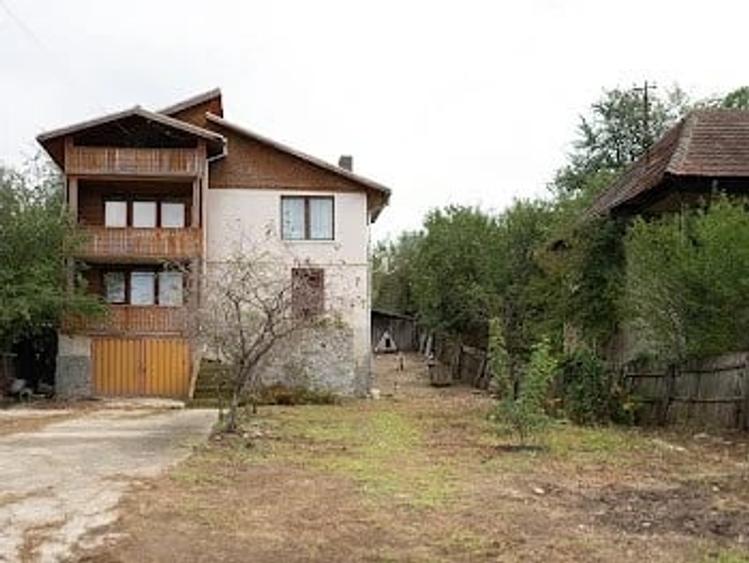 Casă cu 5 camere cu Teren 2300 Mp în Licurici