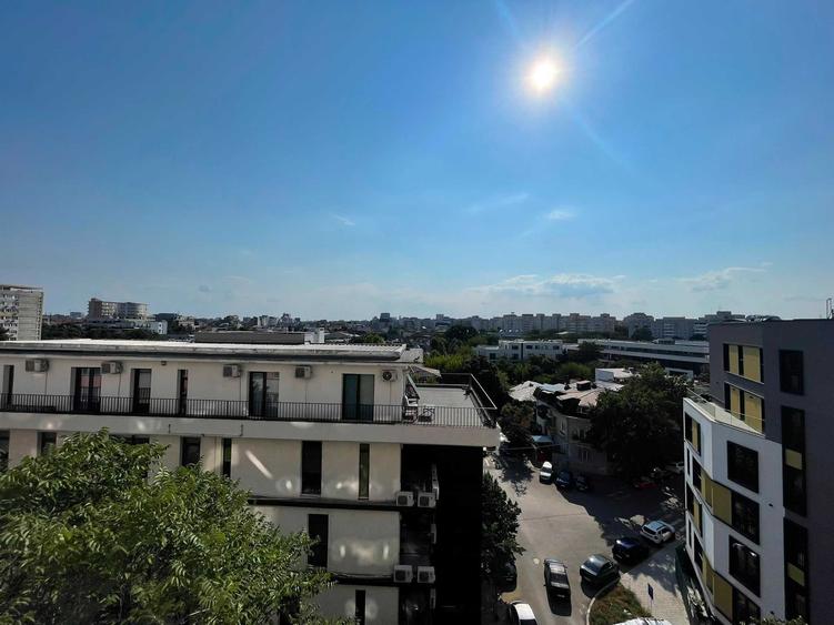 Apartament cu 3 camere semidecomandat în Mihai Bravu