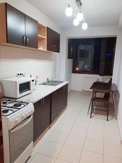 Apartament cu 3 camere semidecomandat în P-ța Mihai Viteazul