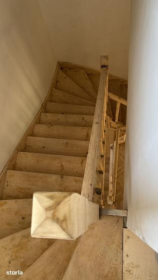 Casă cu 8 camere cu Teren 233 Mp în Decebal