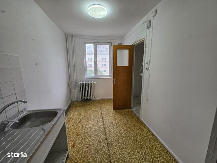 Apartament cu 3 camere semidecomandat în 1 Decembrie 1918
