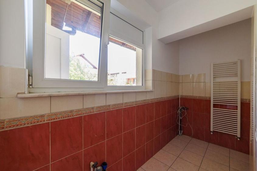 Casă cu 5 camere cu Teren 719 Mp în Găvana