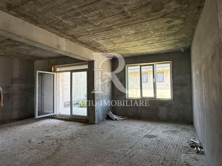 Duplex cu 8 camere cu Canalizare în Periferie