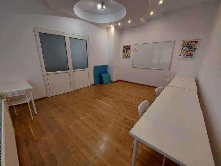 Casă individuală cu 12 camere cu Canalizare în Nord
