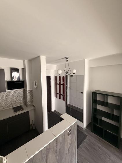 Apartament cu 3 camere semidecomandat în Dămăroaia