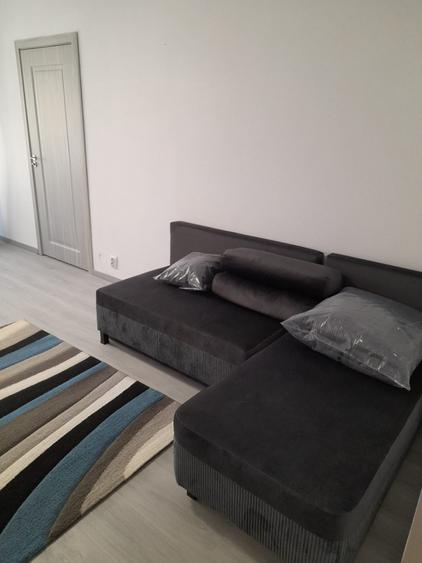 Apartament cu 3 camere semidecomandat, mobilat în Tineretului — fotografia 1