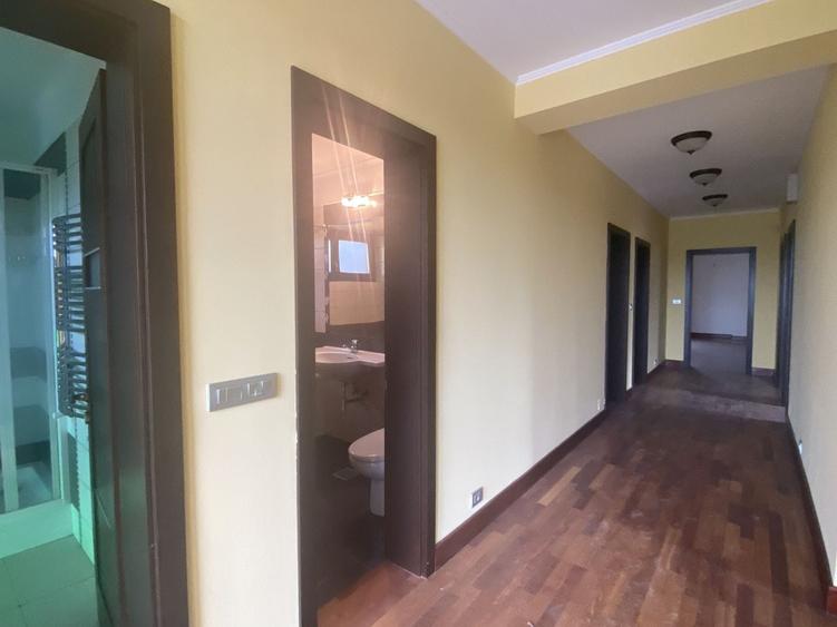 Casă individuală cu 11 camere cu Canalizare în Sisești
