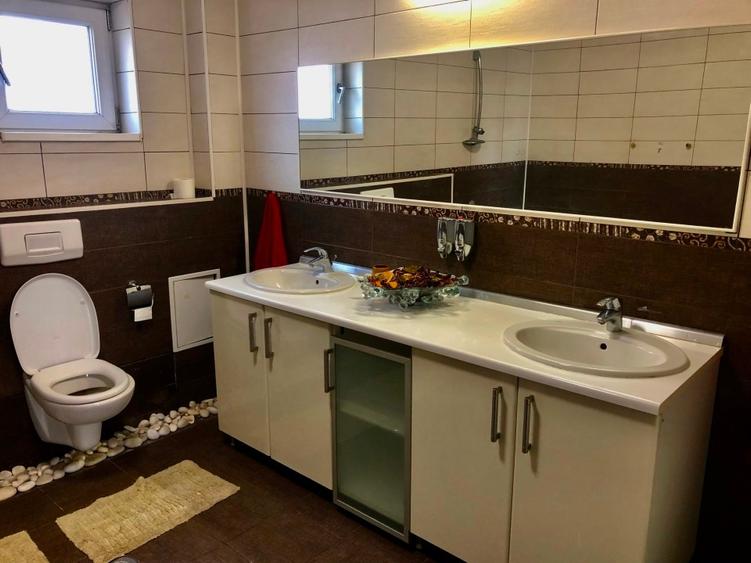 Casă individuală cu 5 camere cu Canalizare în Central