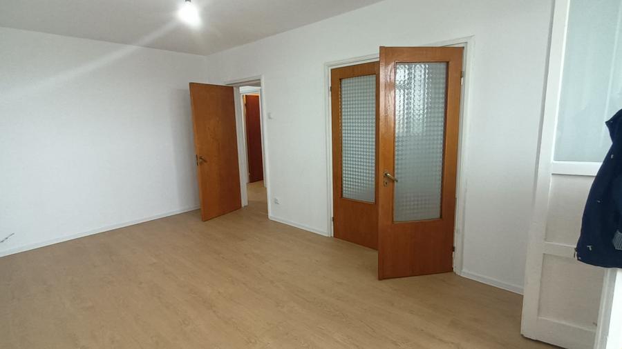 Apartament cu 3 camere decomandat în Drumul Taberei