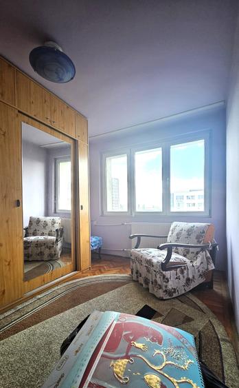 Apartament cu 3 camere semidecomandat în Grivița