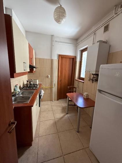 Apartament cu 3 camere decomandat, mobilat în Armeneasca