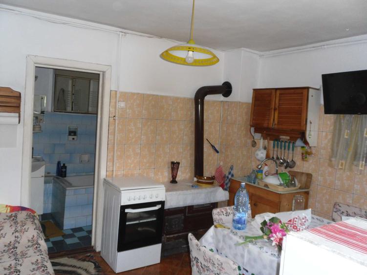 Casă cu 3 camere decomandat cu Canalizare în Bunești