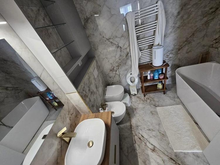 Apartament cu 3 camere decomandat în Faleza Nord