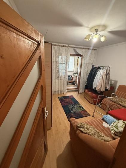 Apartament cu 4 camere decomandat în Craiovița Nouă