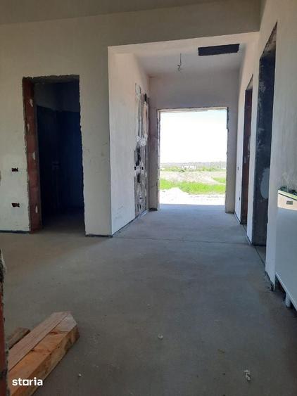 Casă cu 4 camere cu Teren 400 Mp în Săbăreni