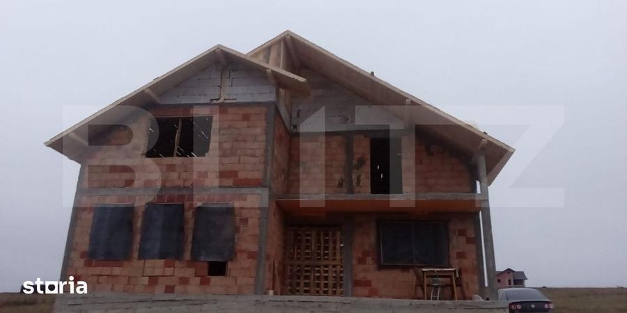 Casă cu 4 camere cu Teren 1000 Mp în Șcheia