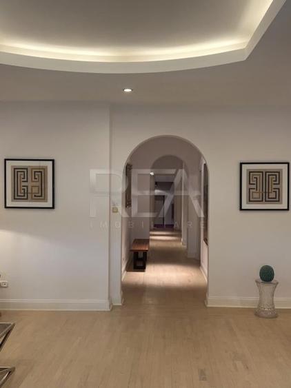 Apartament cu 5 camere semidecomandat, mobilat în Capitale