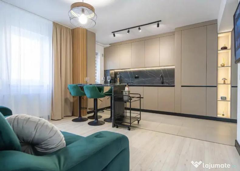 Apartament cu 3 camere decomandat în Tractorul