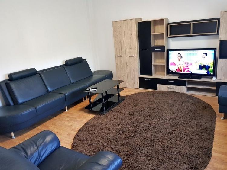 Casă individuală cu 18 camere cu Canalizare în Lipovei