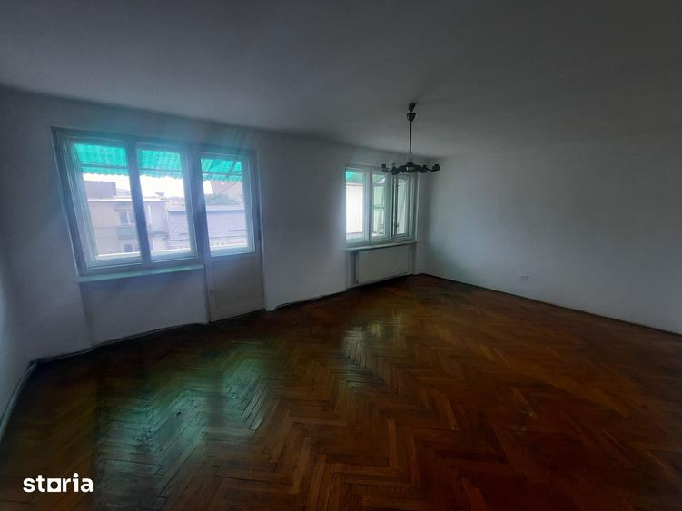 Apartament cu 4 camere în Semicentral