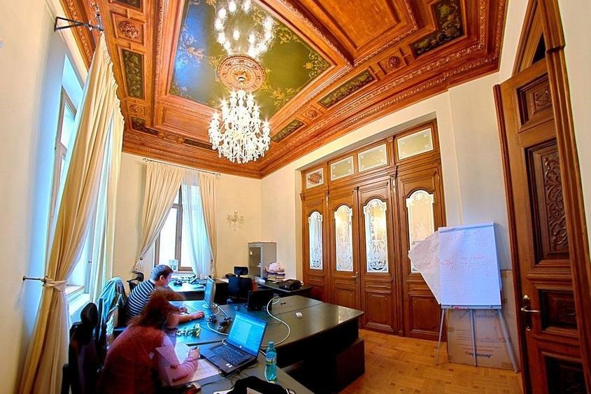 Casă individuală cu 16 camere cu Canalizare în P-ța Romană